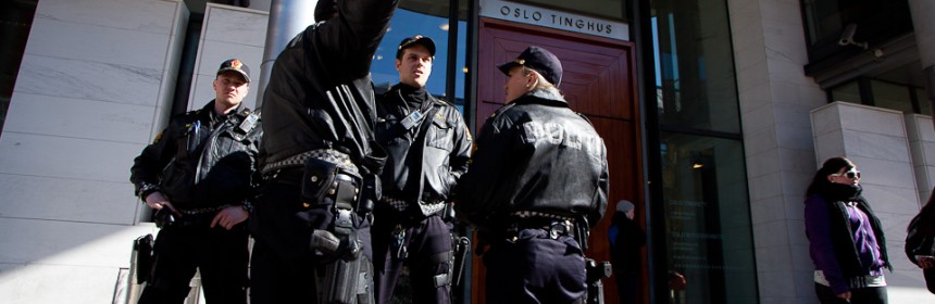 Væpnet politi utenfor Oslo tinghus under fengslingsmøte i rommiljøet
